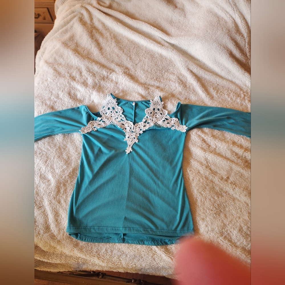 XL Unbranded Teal Lace Cold Shoulder Top